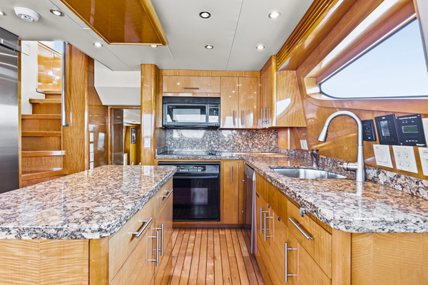 2006 Hatteras 80