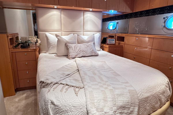 2006 Hatteras 80
