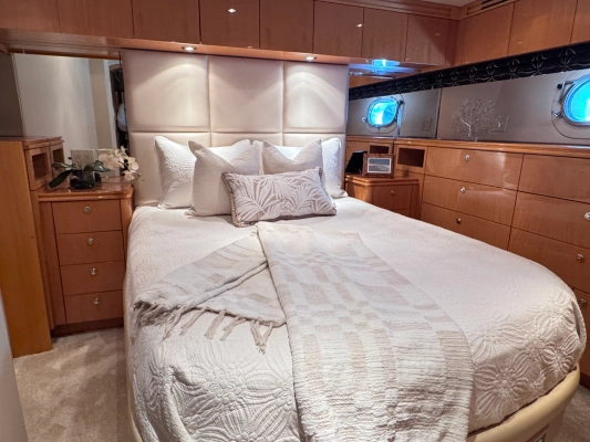 2006 Hatteras 80