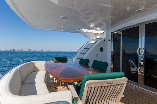 2006 Hatteras 80
