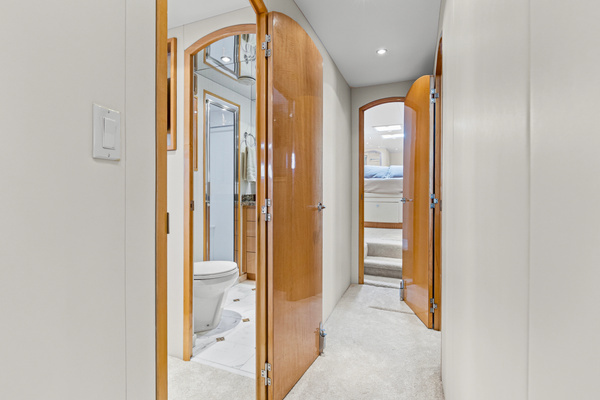 2006 Hatteras 80
