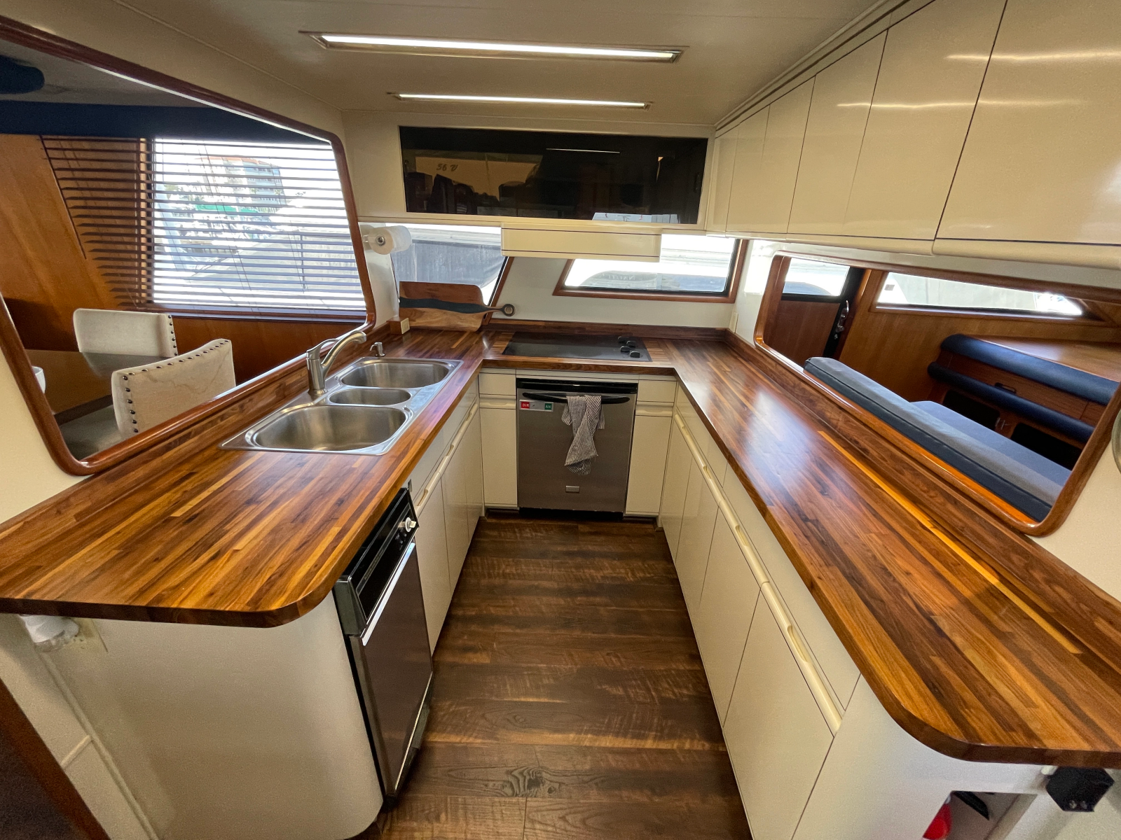 1990 Viking 63 Motor Yacht