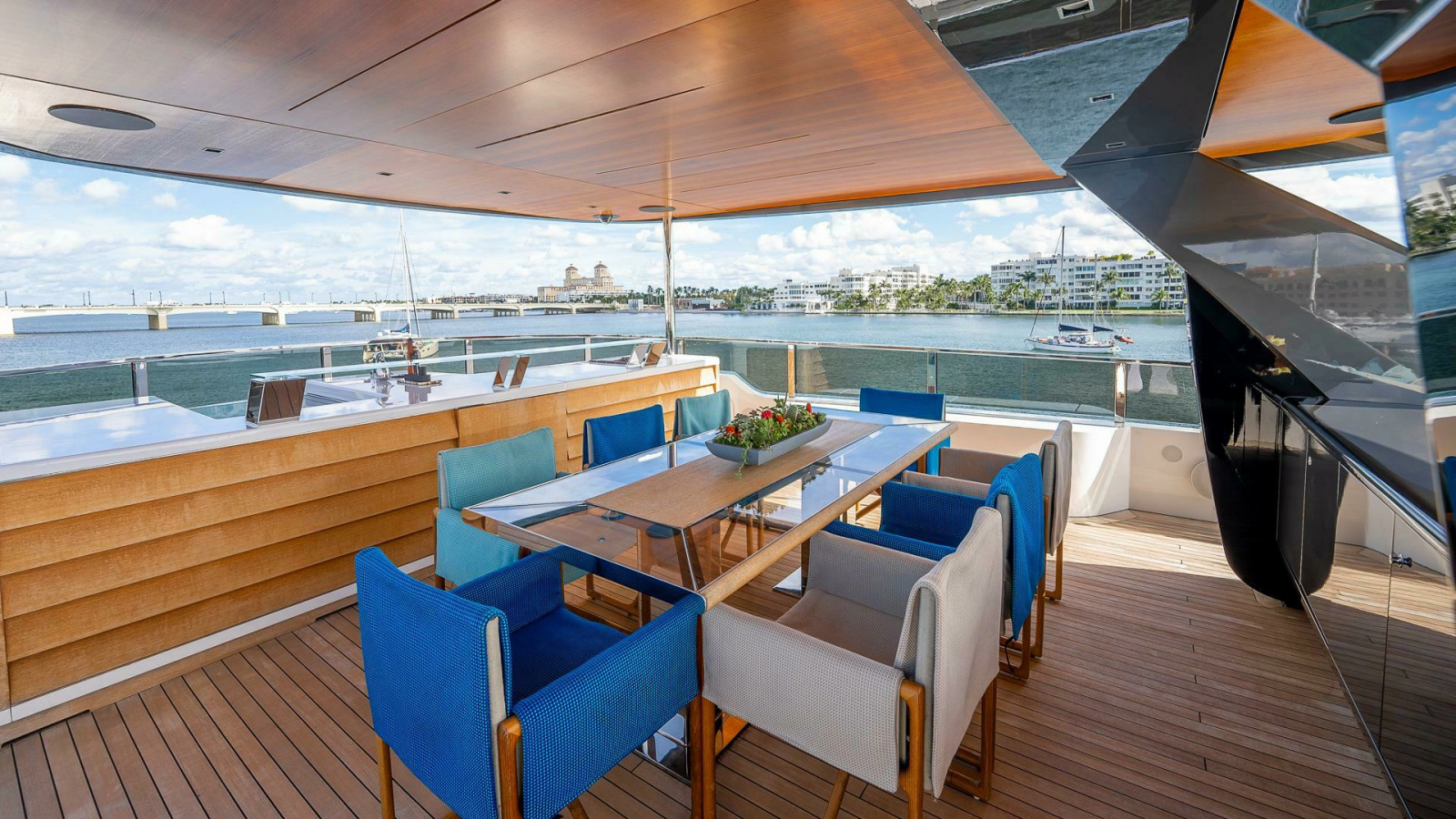 138' 2017 Mangusta Oceano 42
