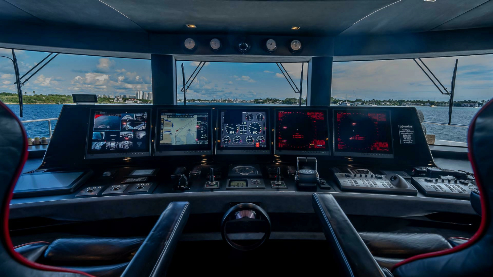 138' 2017 Mangusta Oceano 42