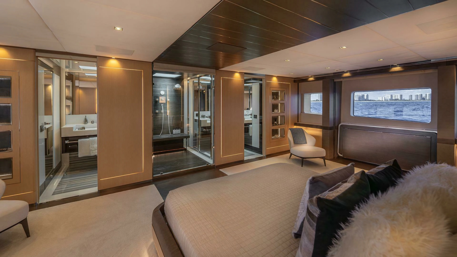 138' 2017 Mangusta Oceano 42