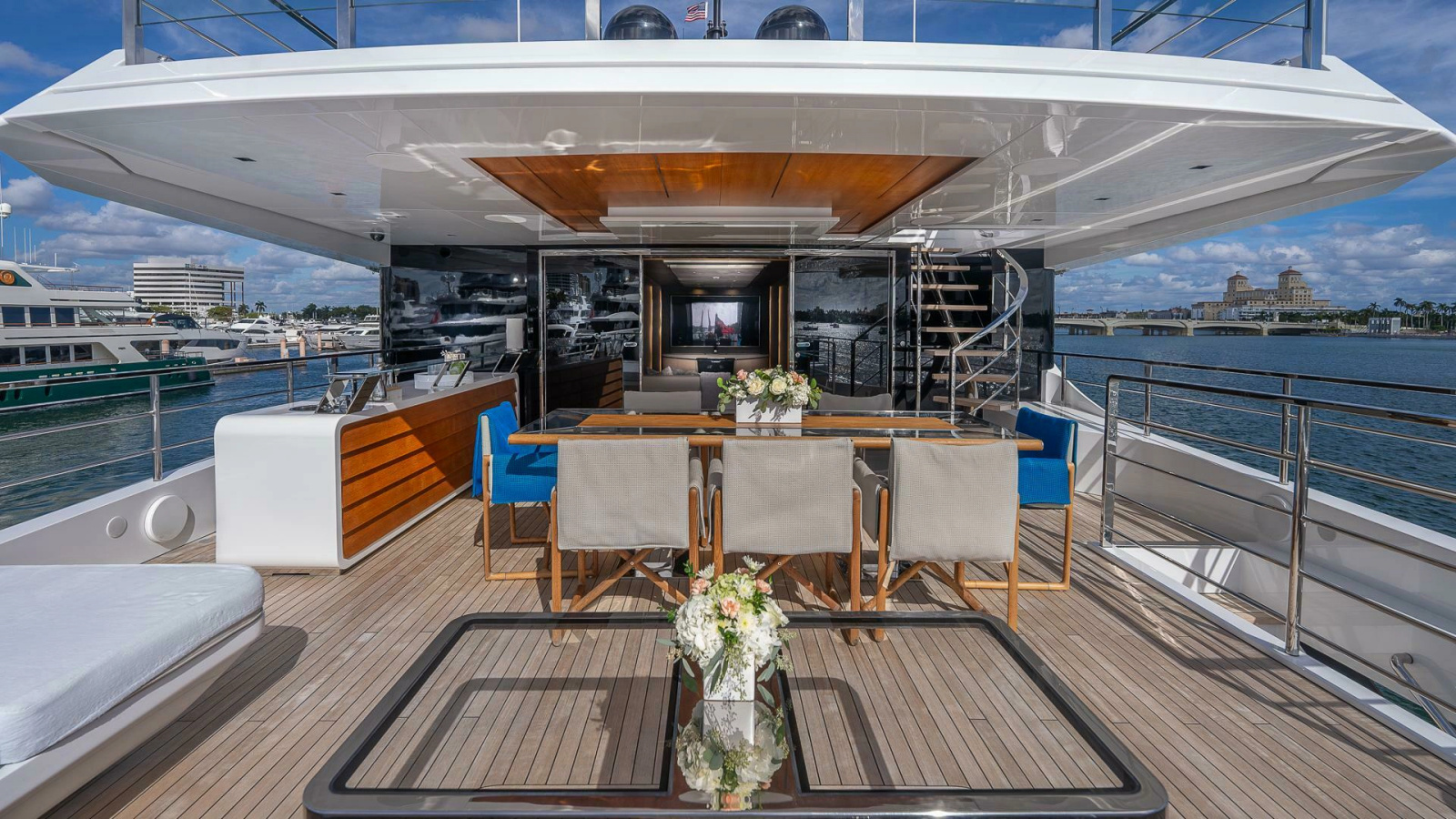 138' 2017 Mangusta Oceano 42