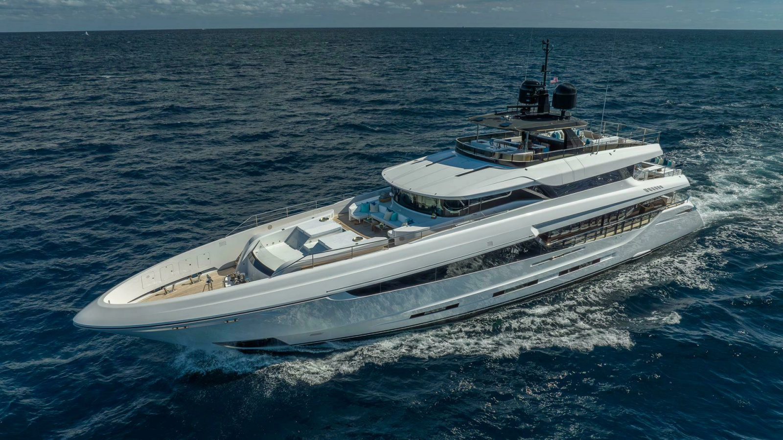 138' 2017 Mangusta Oceano 42
