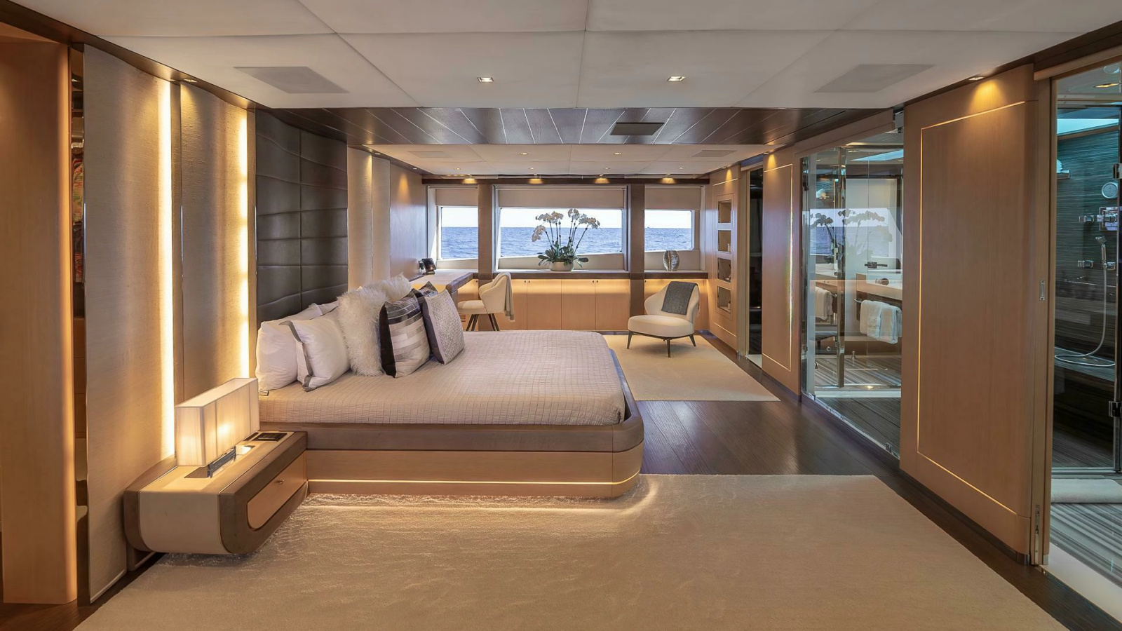 138' 2017 Mangusta Oceano 42