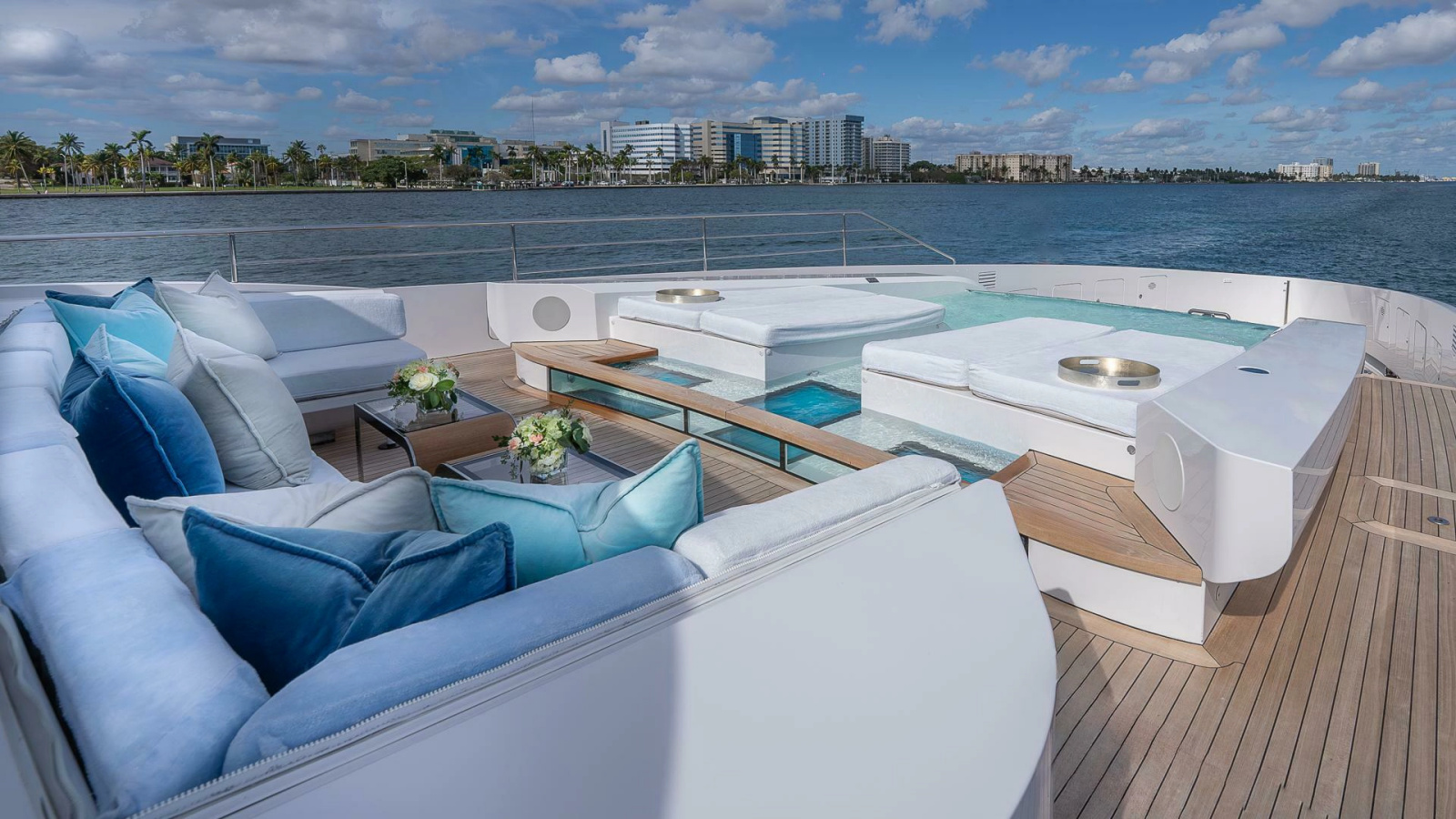 138' 2017 Mangusta Oceano 42