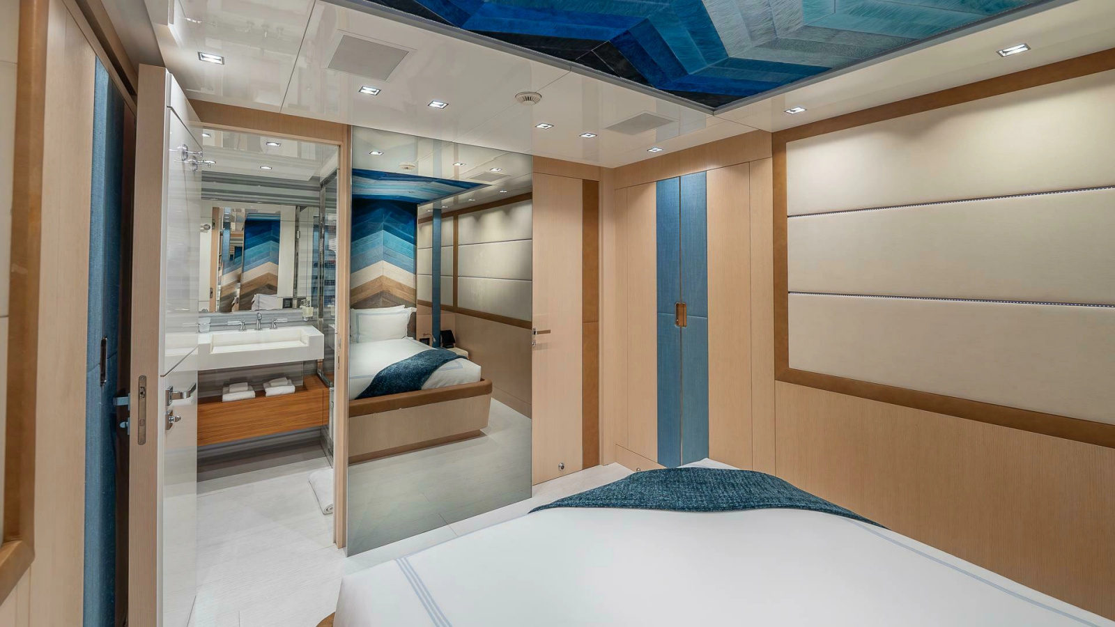 138' 2017 Mangusta Oceano 42