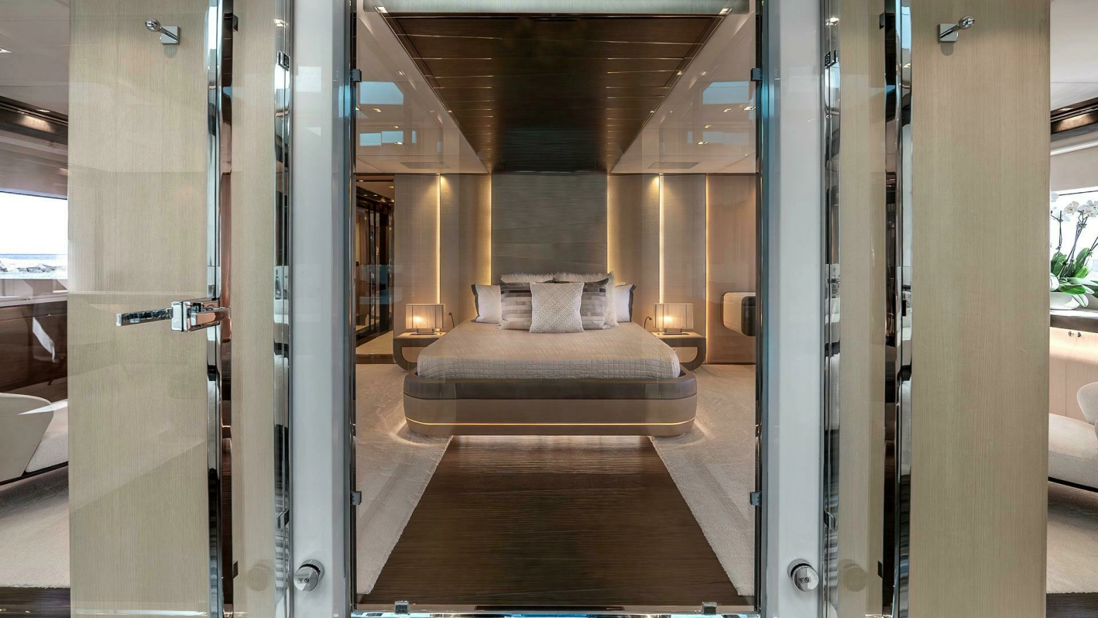 138' 2017 Mangusta Oceano 42