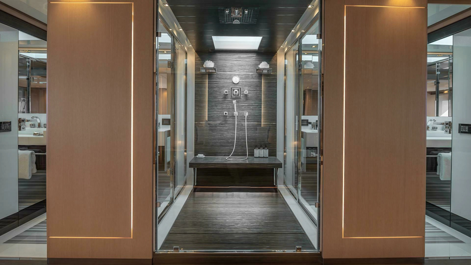 138' 2017 Mangusta Oceano 42
