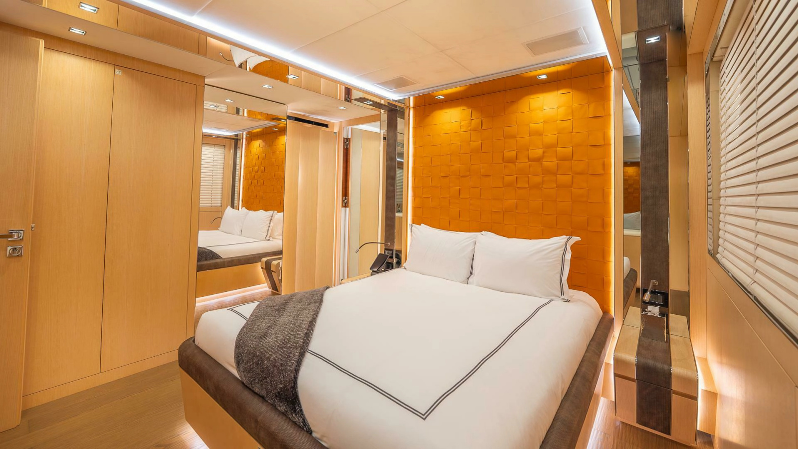 138' 2017 Mangusta Oceano 42