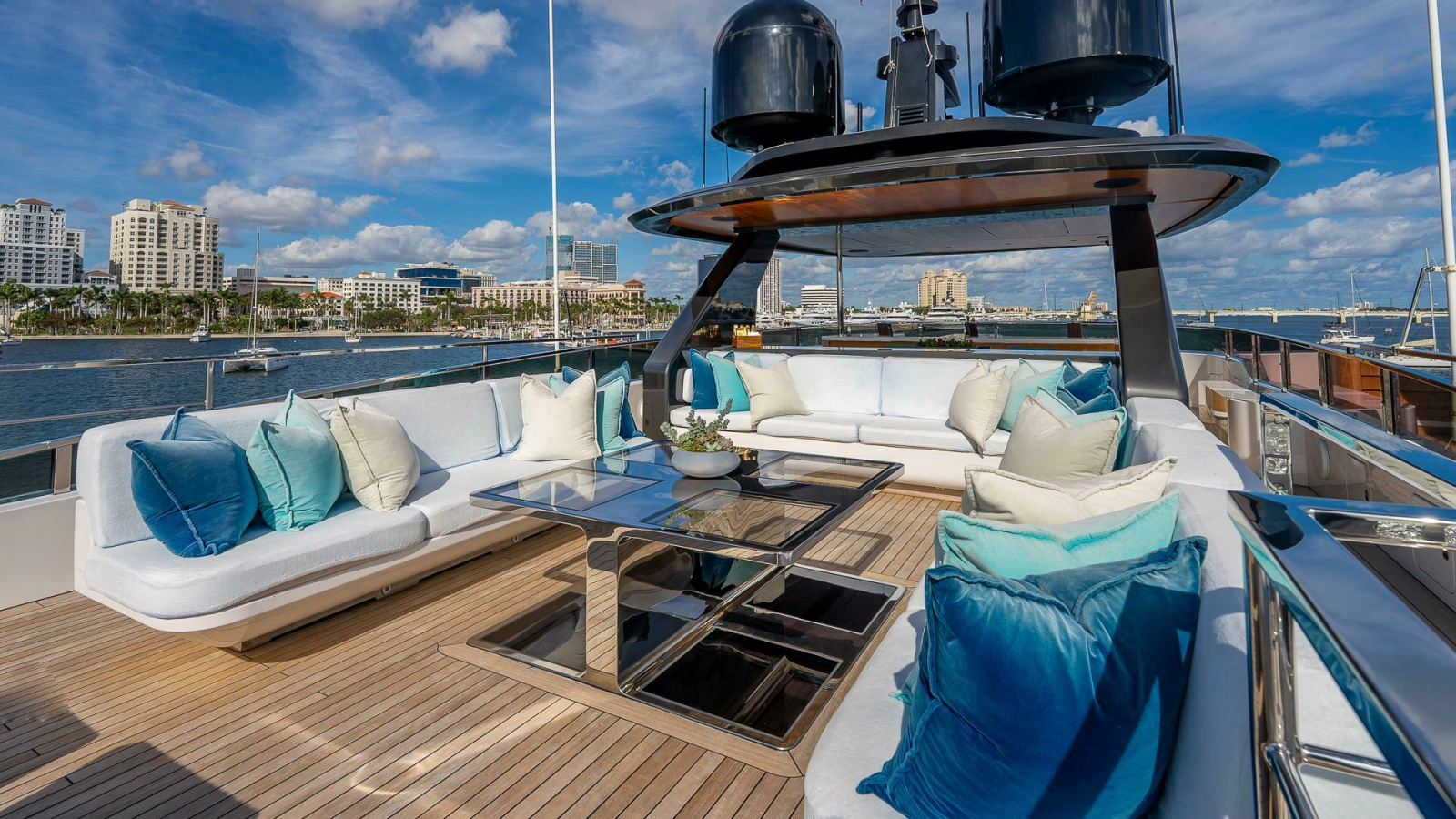 138' 2017 Mangusta Oceano 42