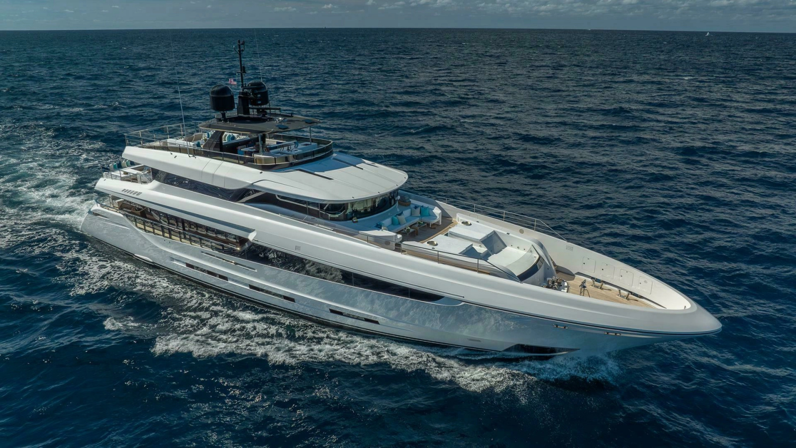 138' 2017 Mangusta Oceano 42