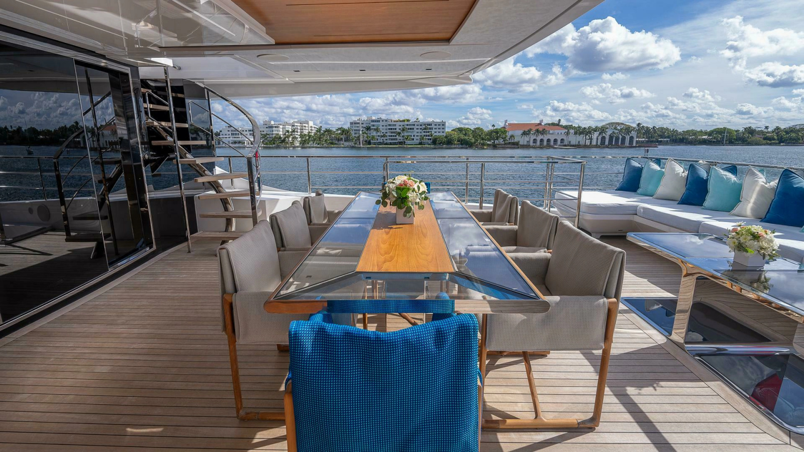 138' 2017 Mangusta Oceano 42