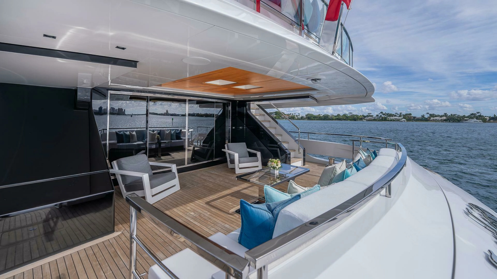 138' 2017 Mangusta Oceano 42