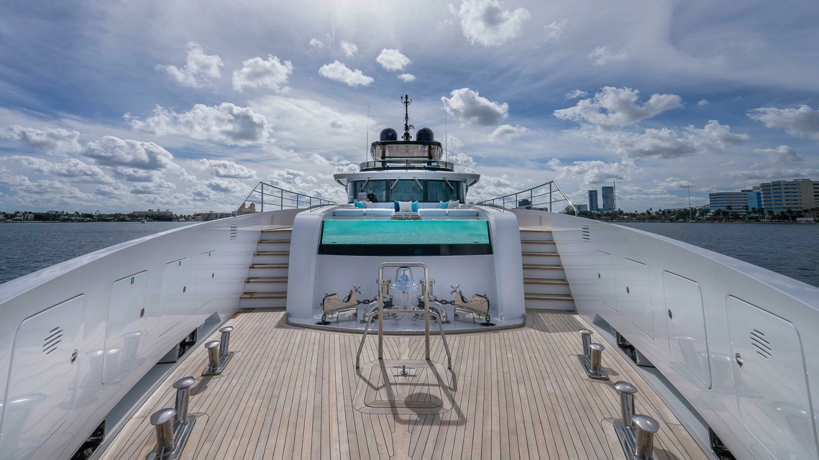138' 2017 Mangusta Oceano 42