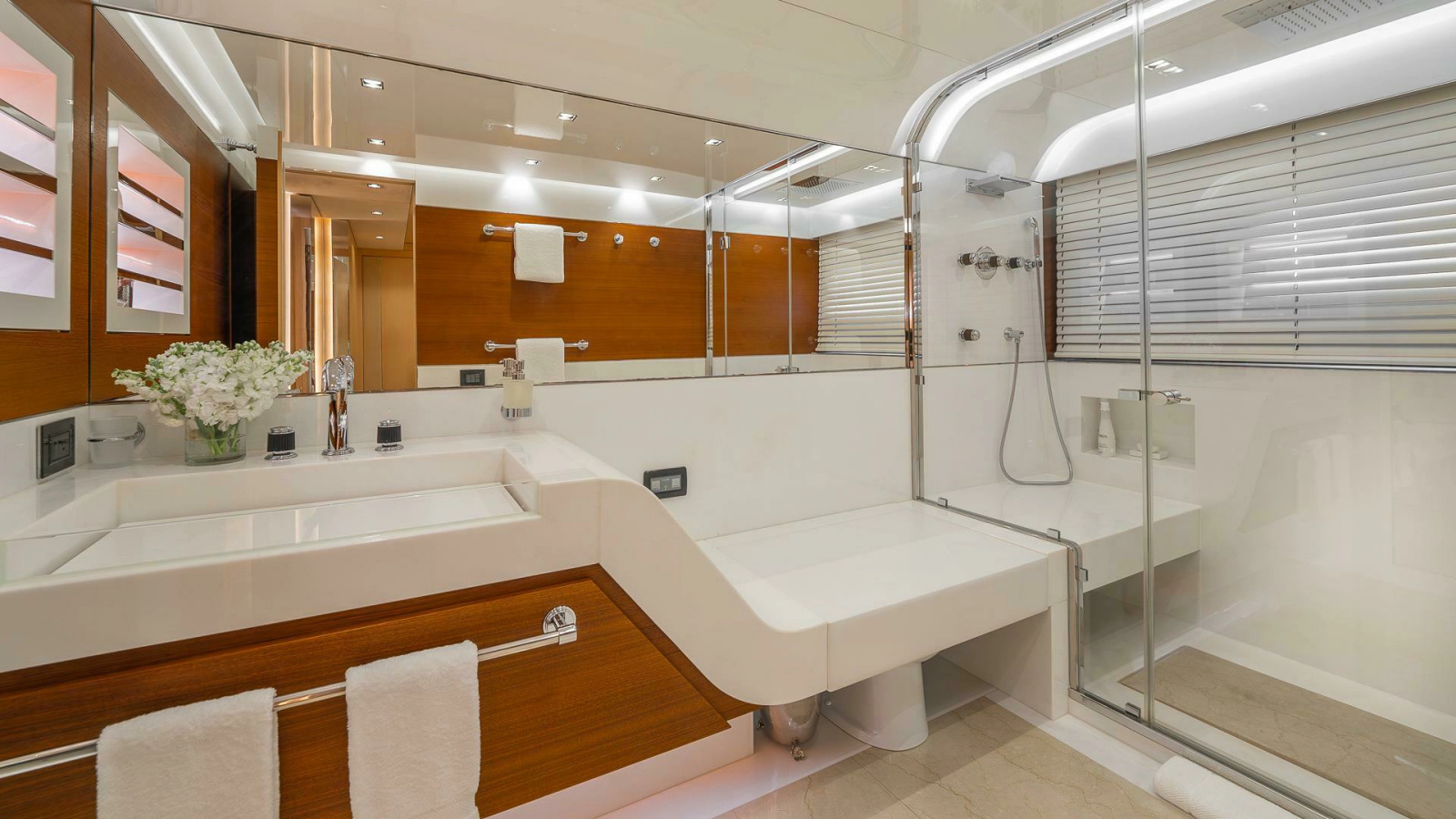 138' 2017 Mangusta Oceano 42