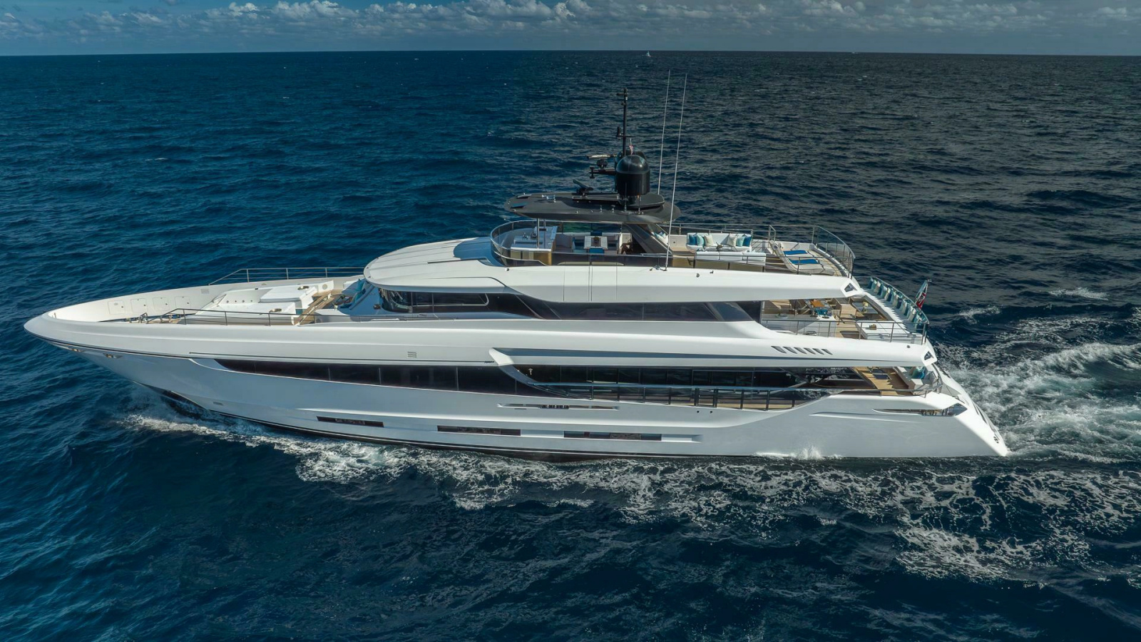138' 2017 Mangusta Oceano 42