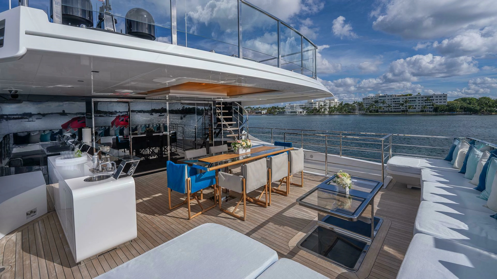 138' 2017 Mangusta Oceano 42