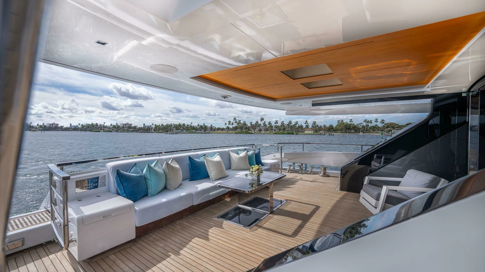 138' 2017 Mangusta Oceano 42