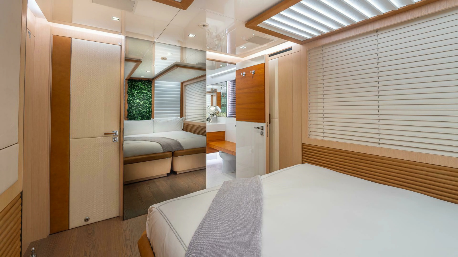 138' 2017 Mangusta Oceano 42