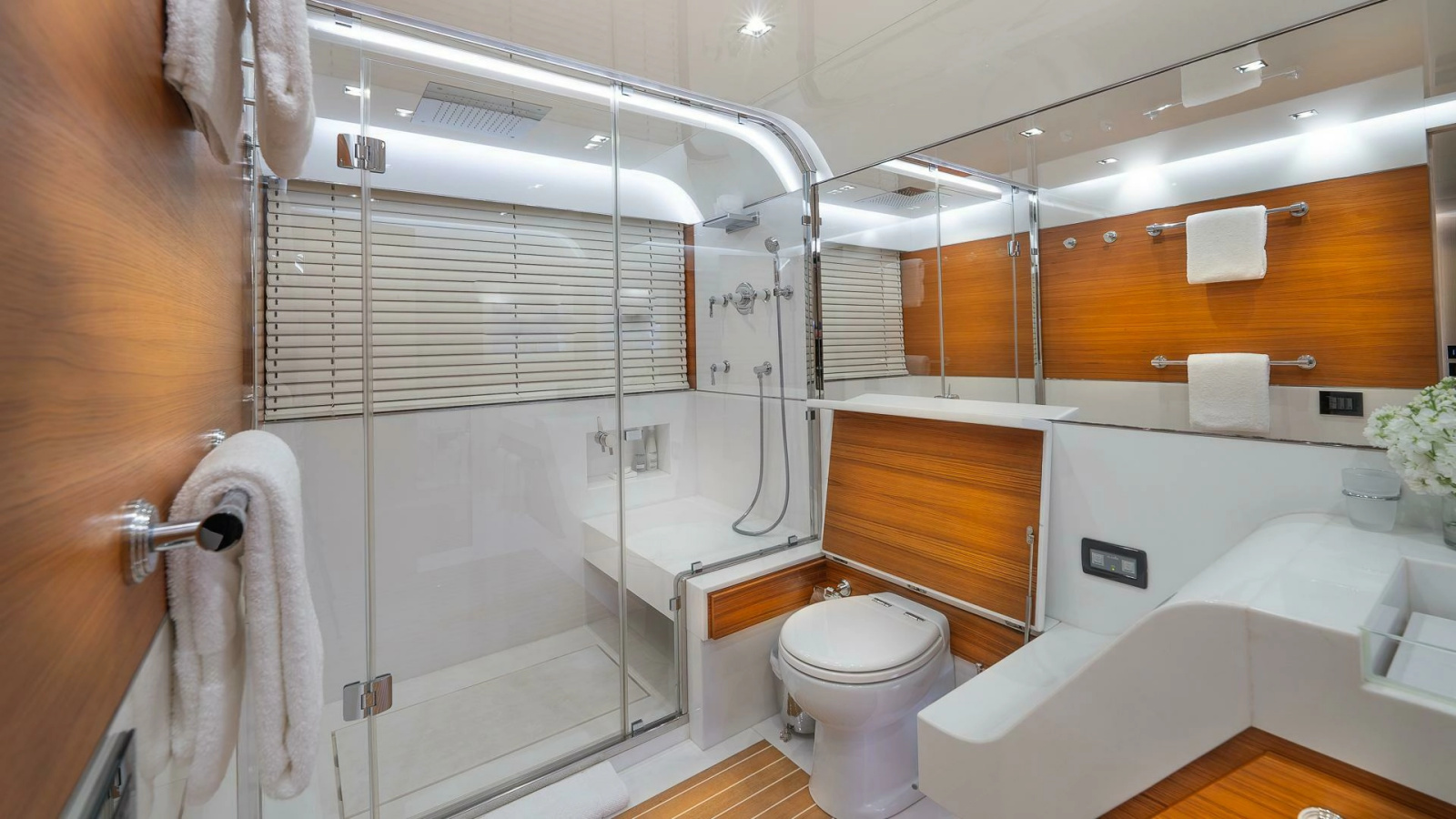 138' 2017 Mangusta Oceano 42