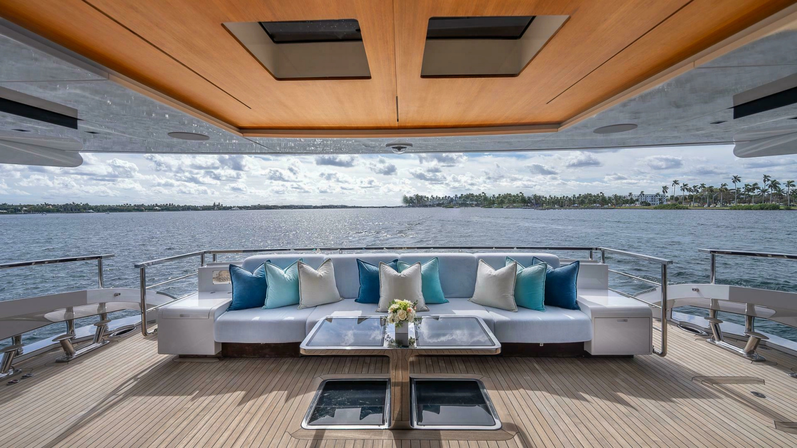 138' 2017 Mangusta Oceano 42