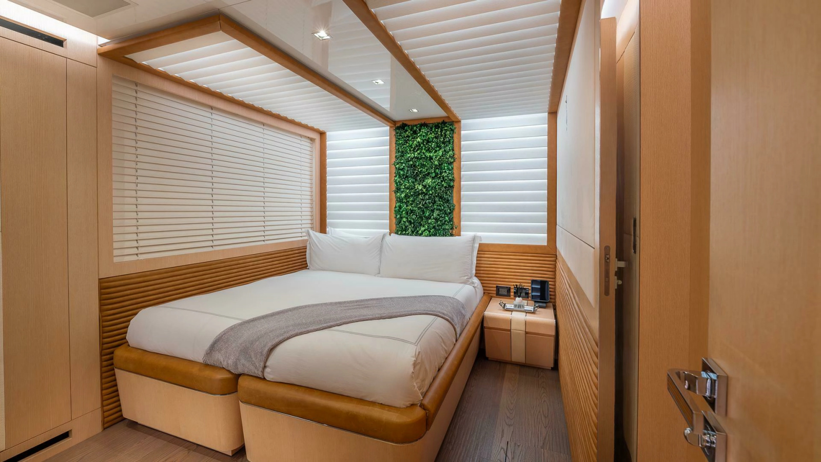 138' 2017 Mangusta Oceano 42