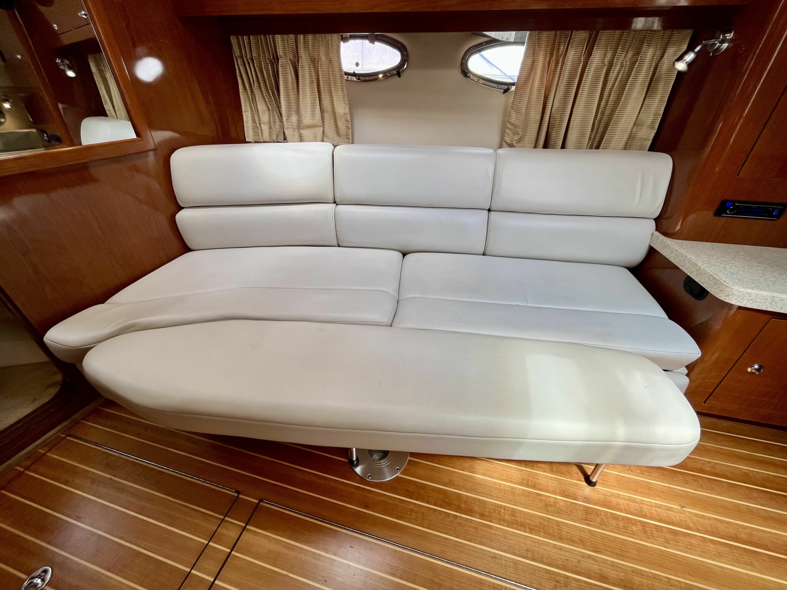 2005 Regal 3560 Commodore 35