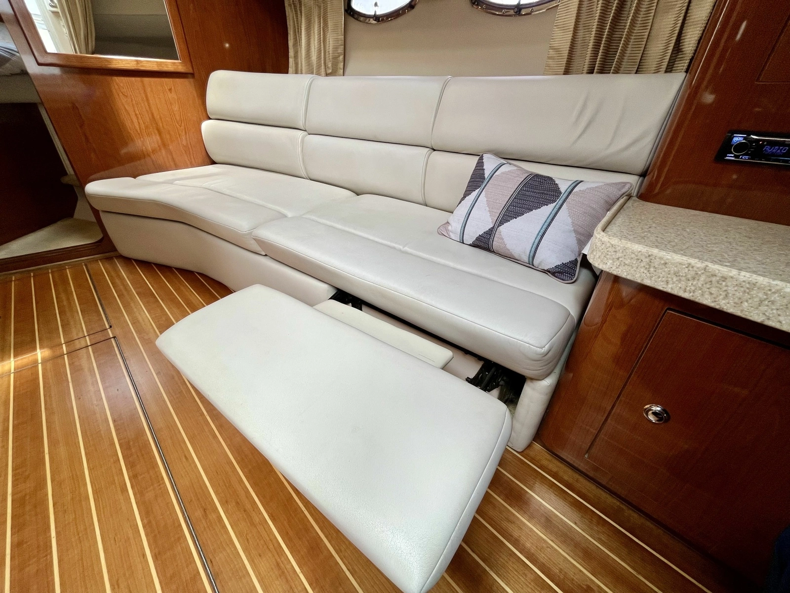 2005 Regal 3560 Commodore 35