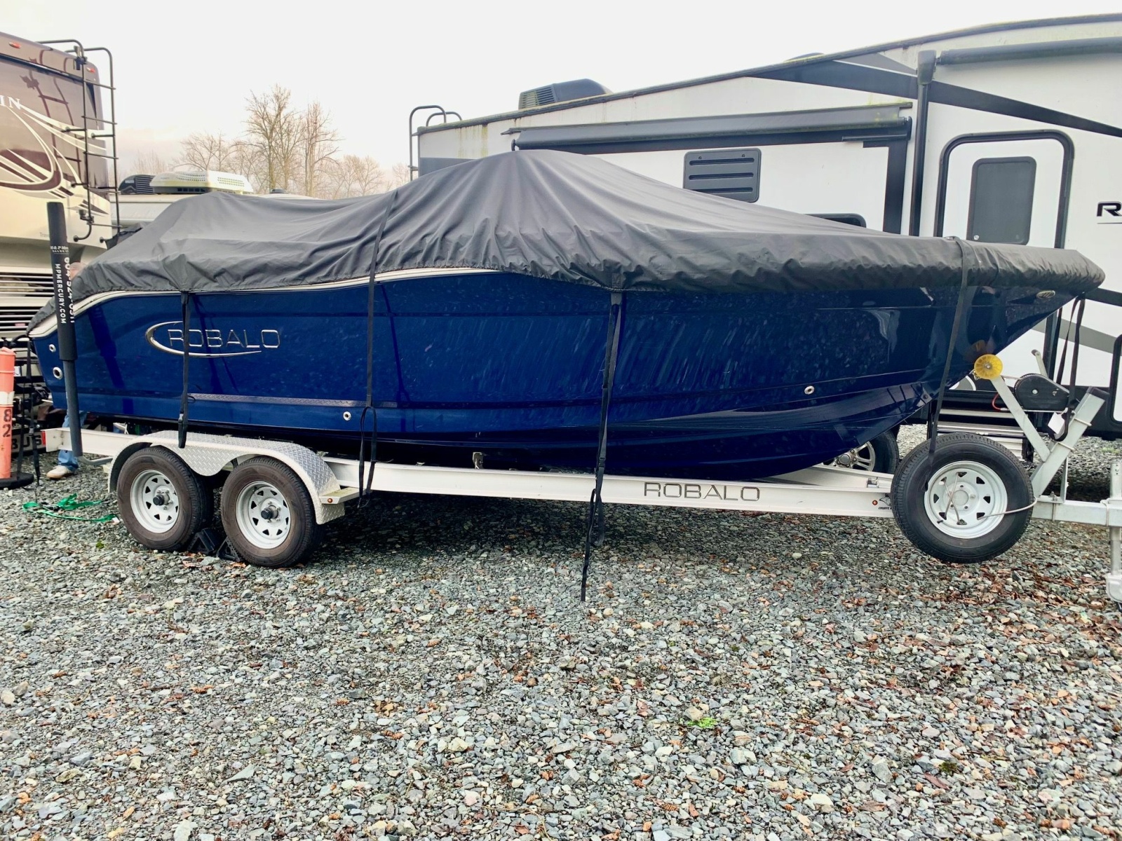 2023 Robalo R207 20