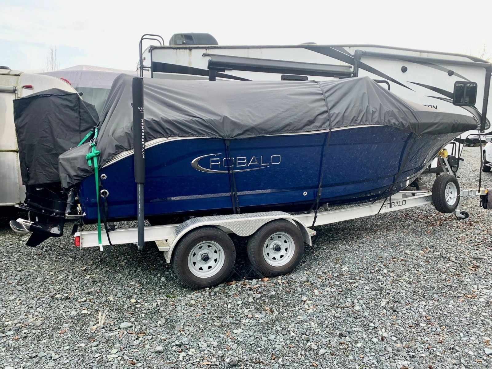 2023 Robalo R207 20