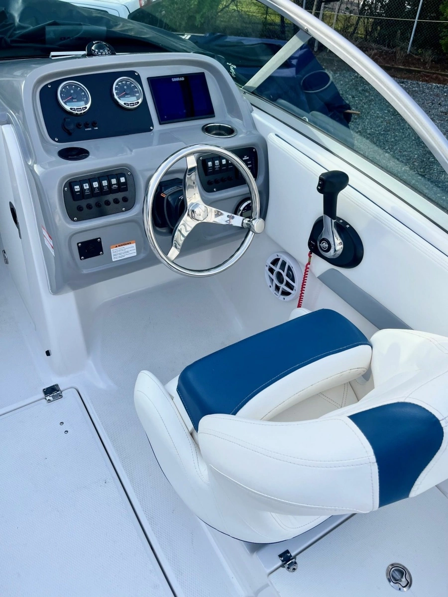 2023 Robalo R207 20