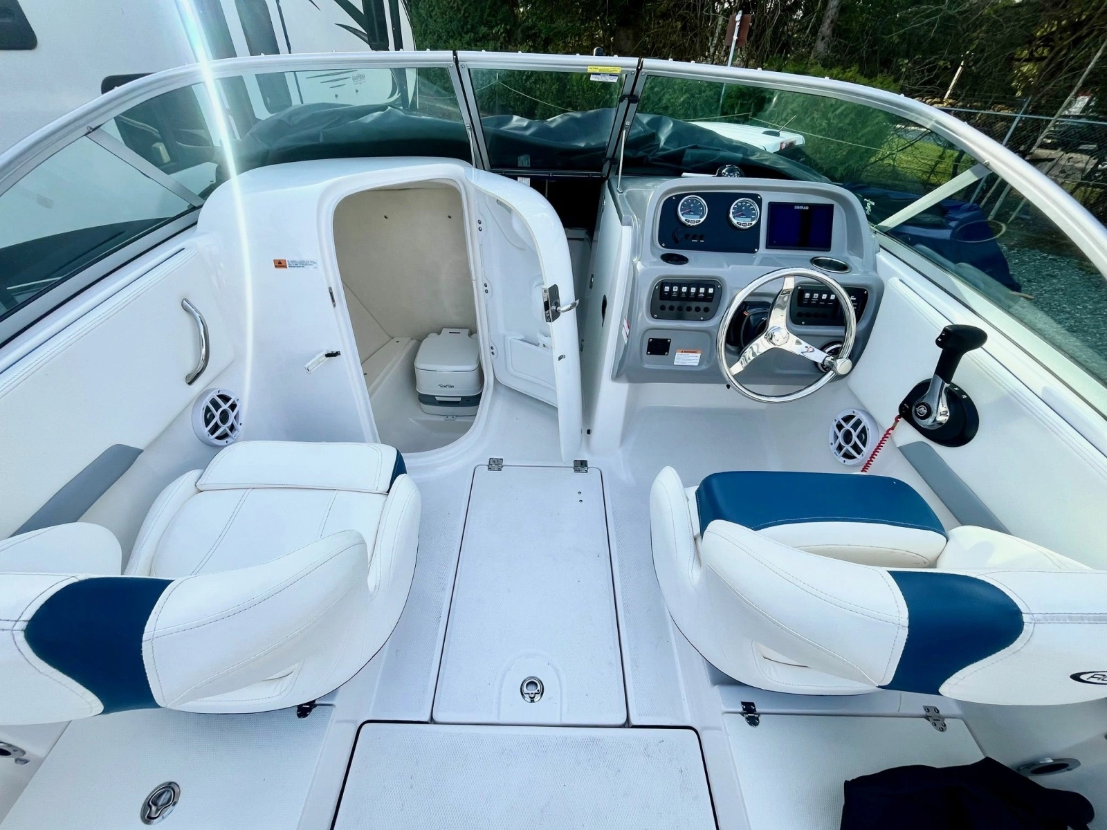 2023 Robalo R207 20