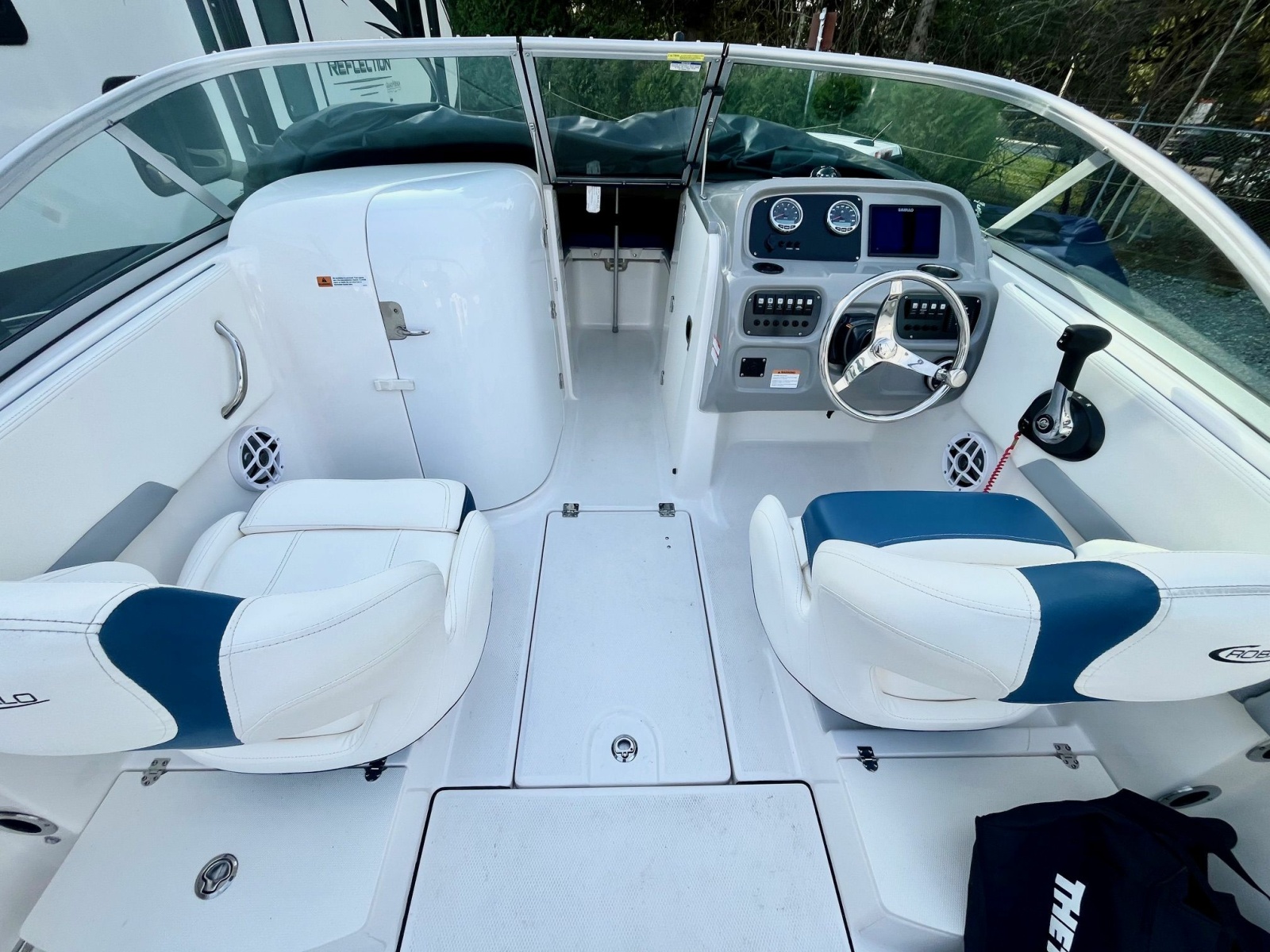 2023 Robalo R207 20