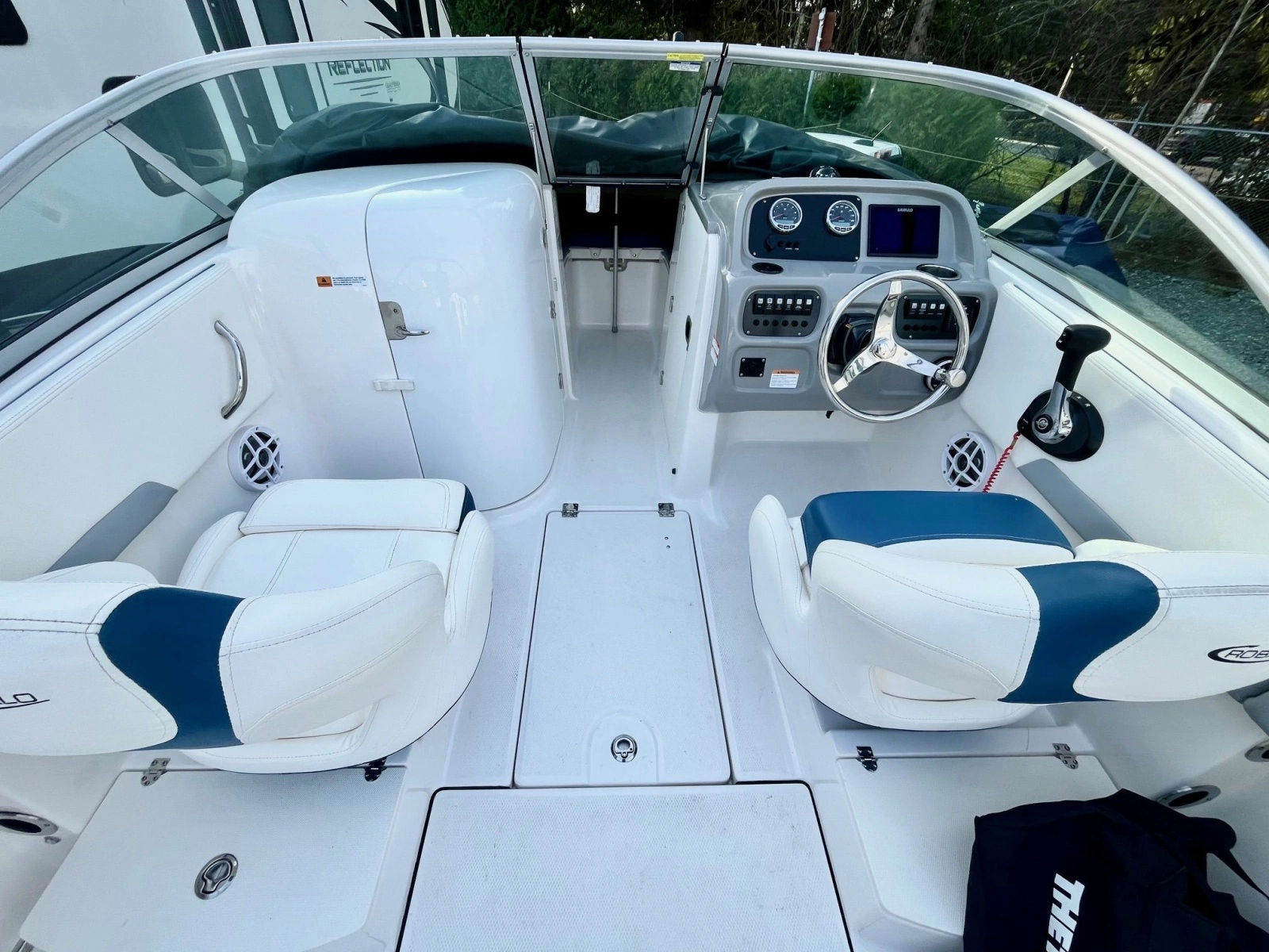 2023 Robalo R207 20