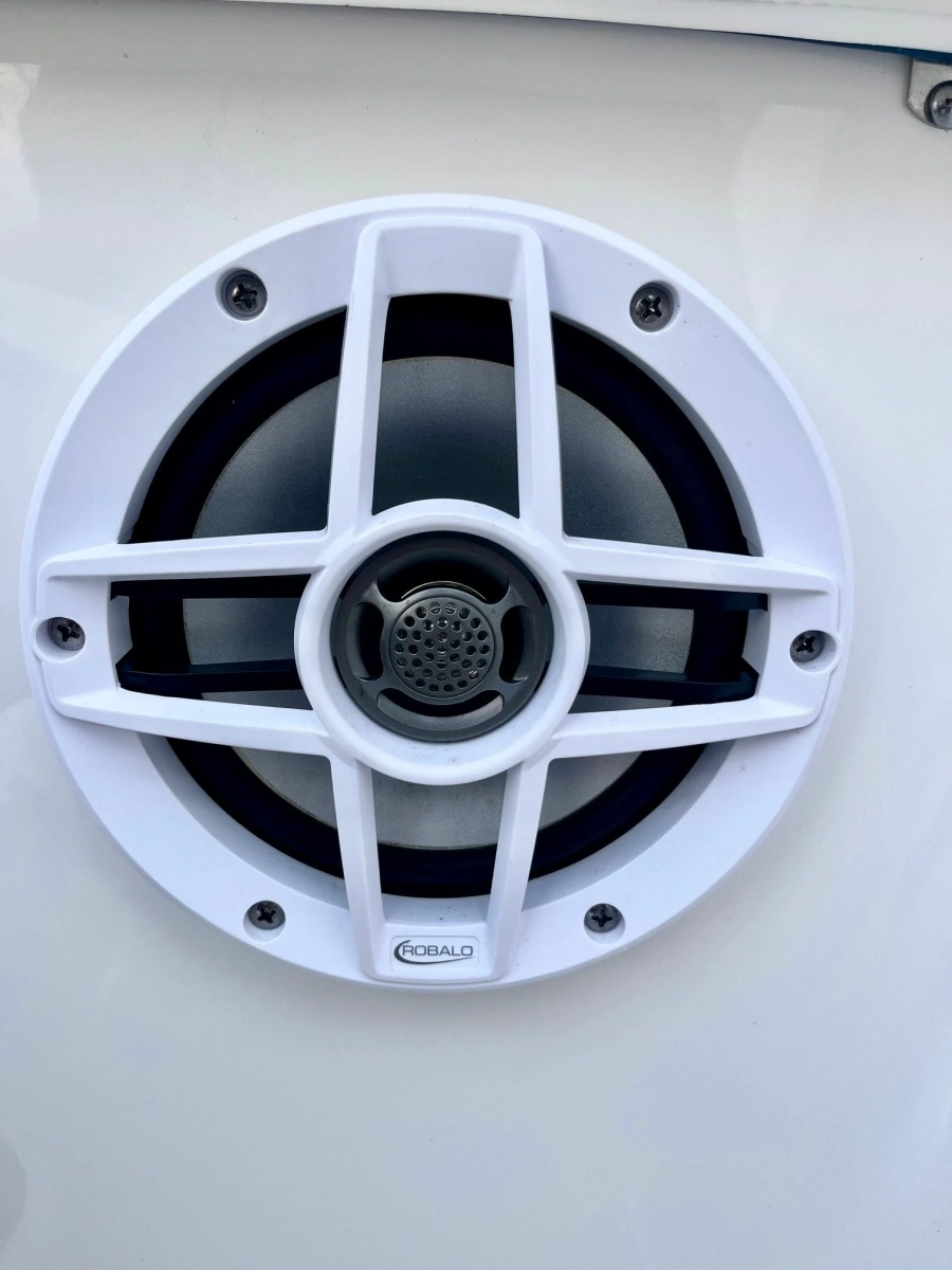 2023 Robalo R207 20