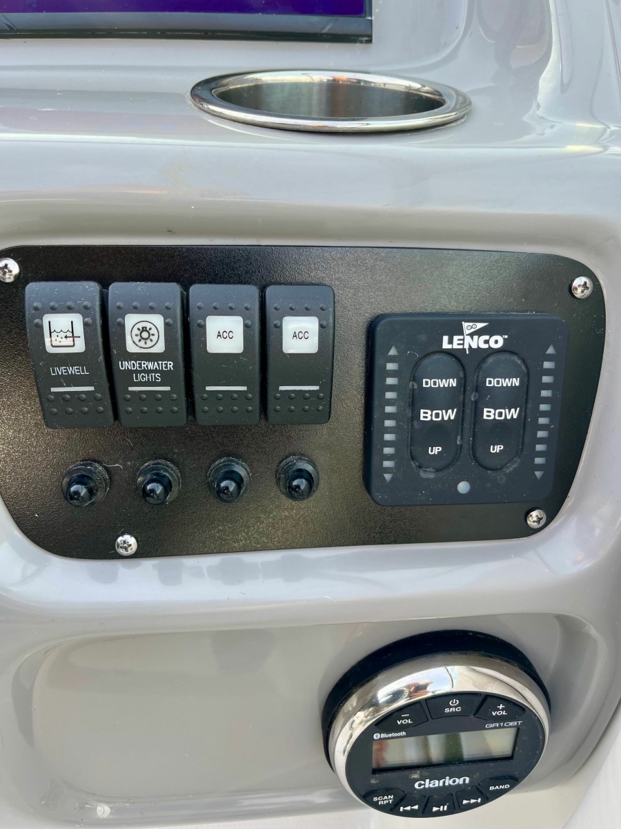 2023 Robalo R207 20