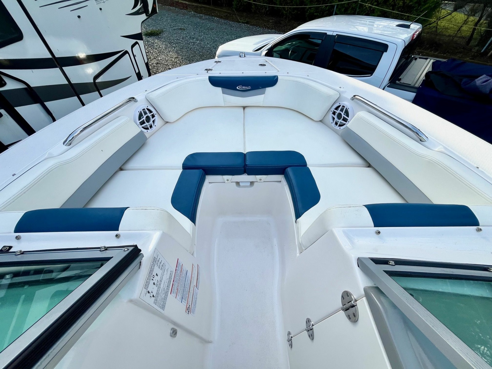 2023 Robalo R207 20