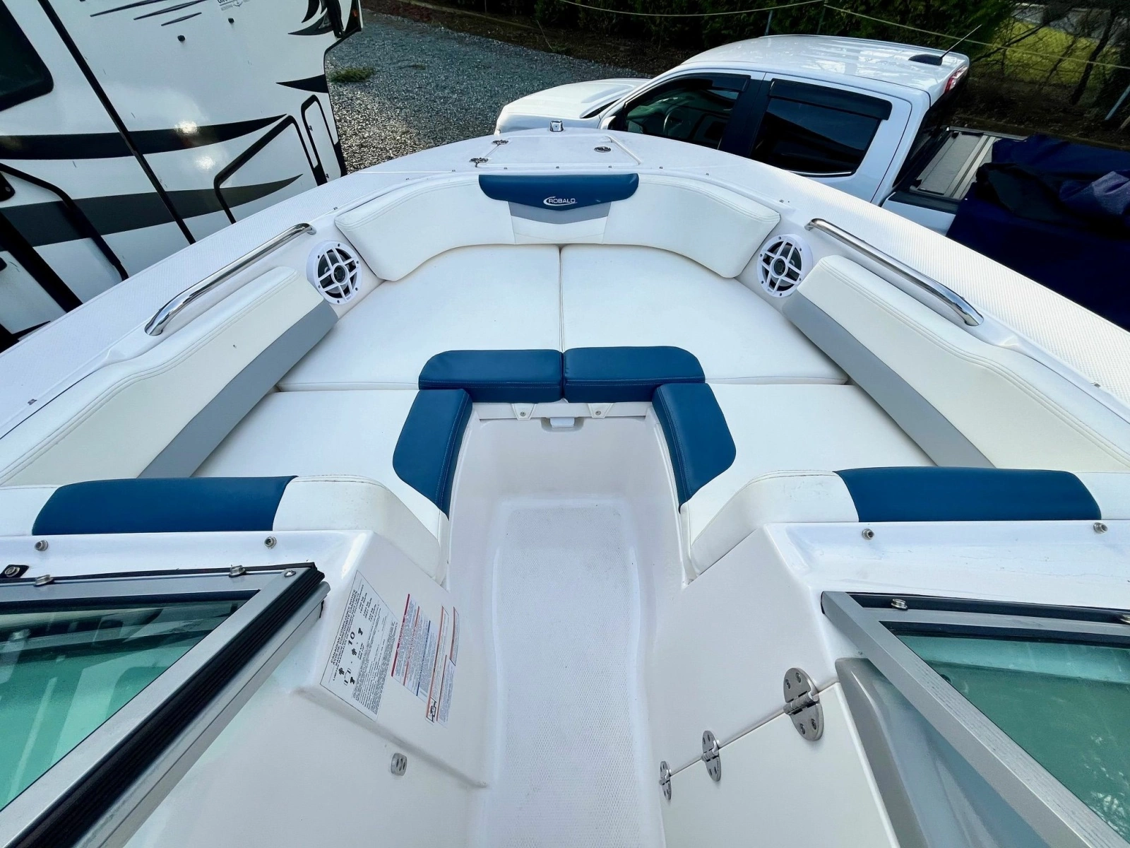 2023 Robalo R207 20