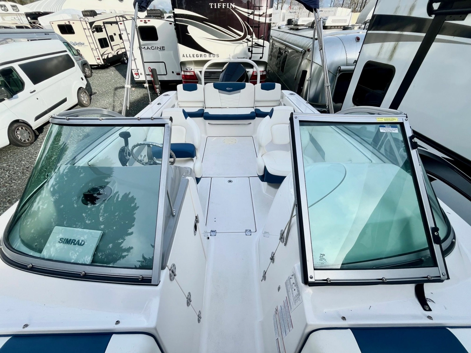 2023 Robalo R207 20