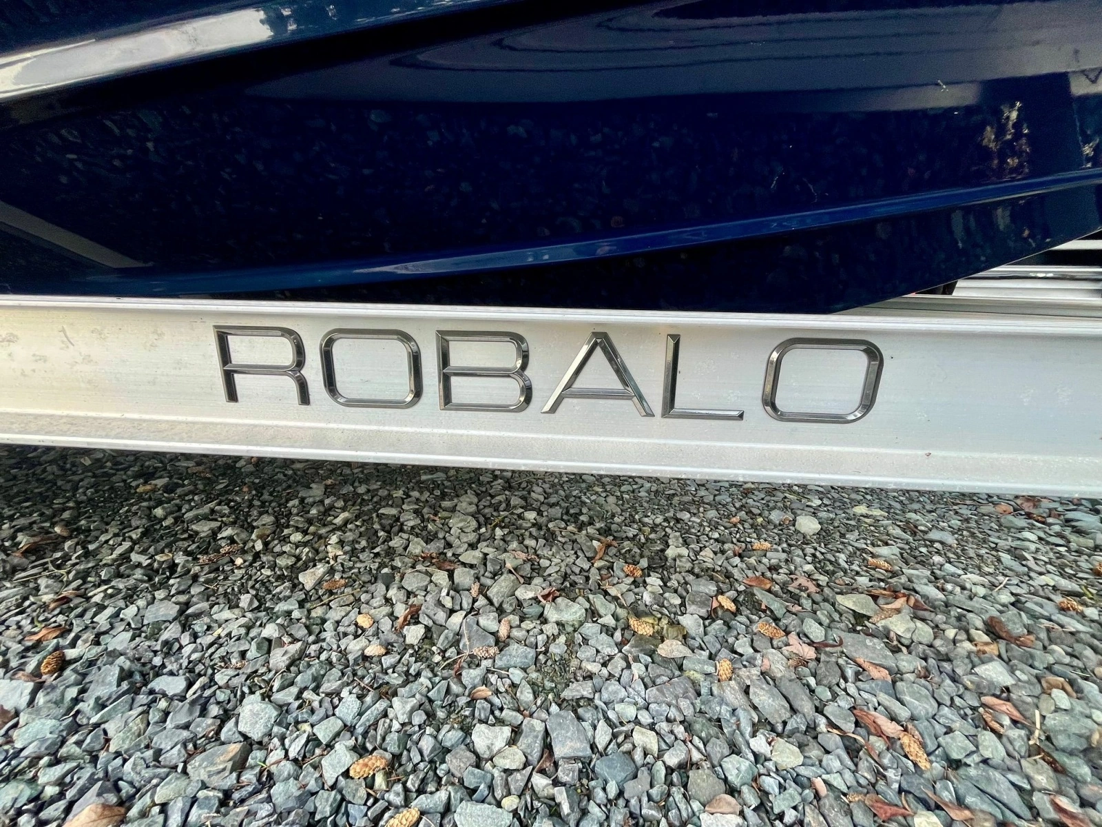 2023 Robalo R207 20