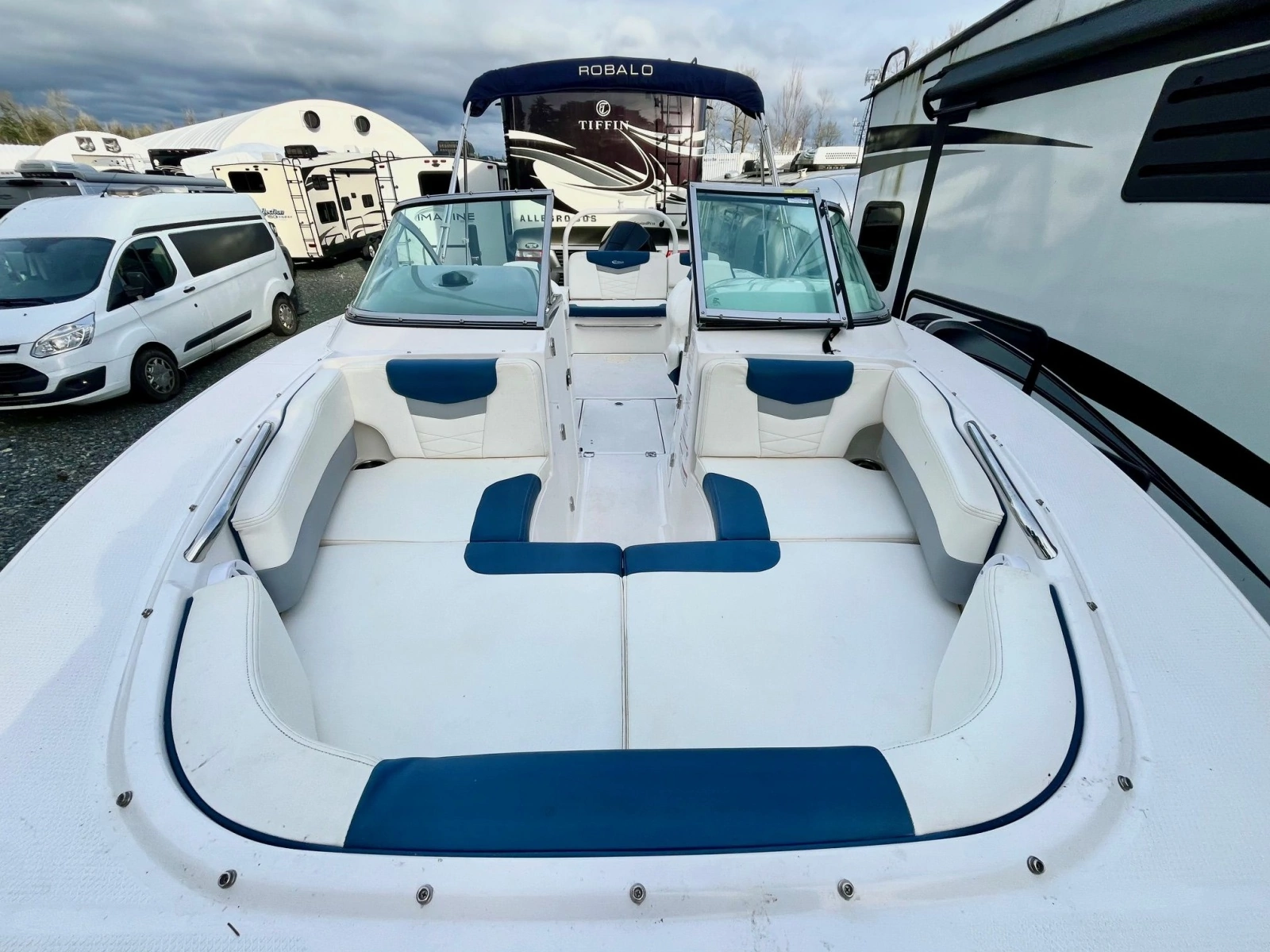 2023 Robalo R207 20