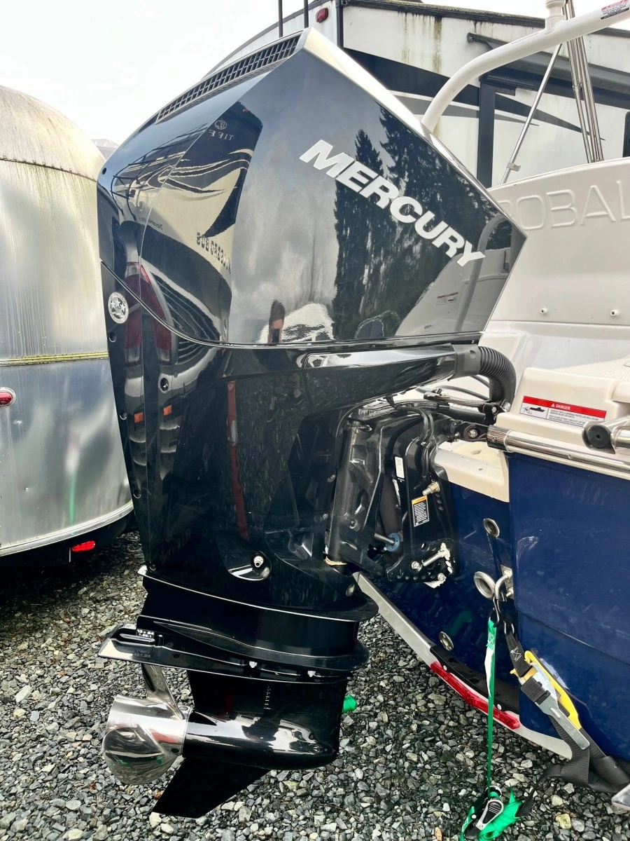 2023 Robalo R207 20