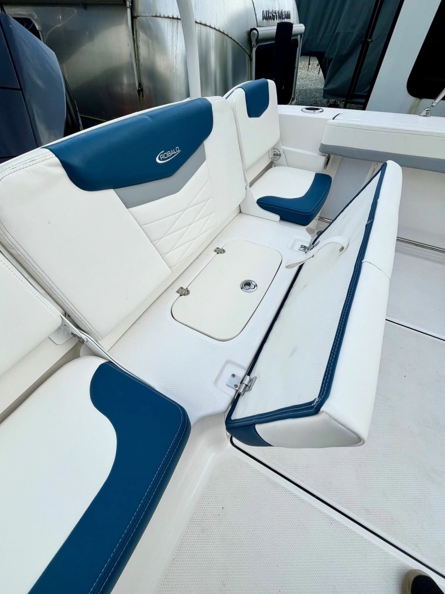 2023 Robalo R207 20