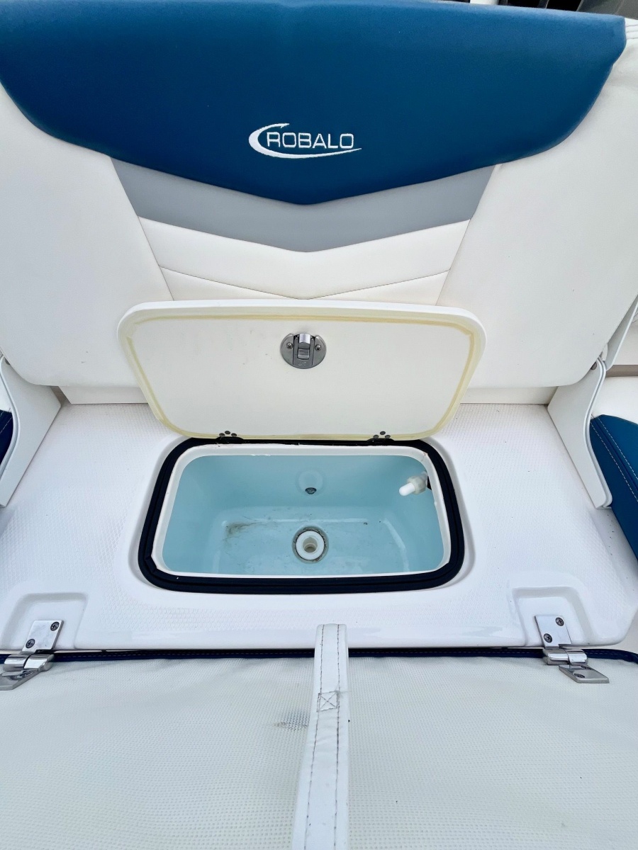 2023 Robalo R207 20