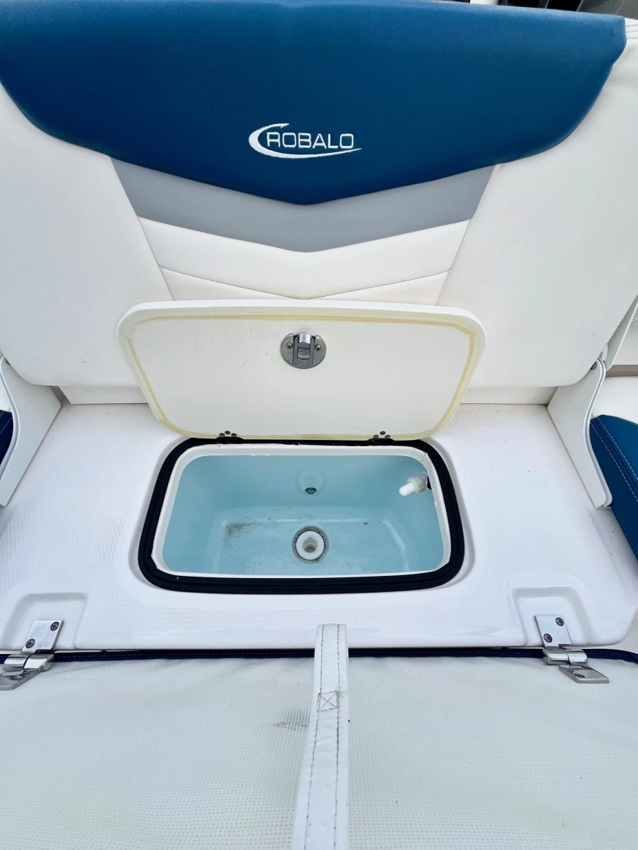 2023 Robalo R207 20