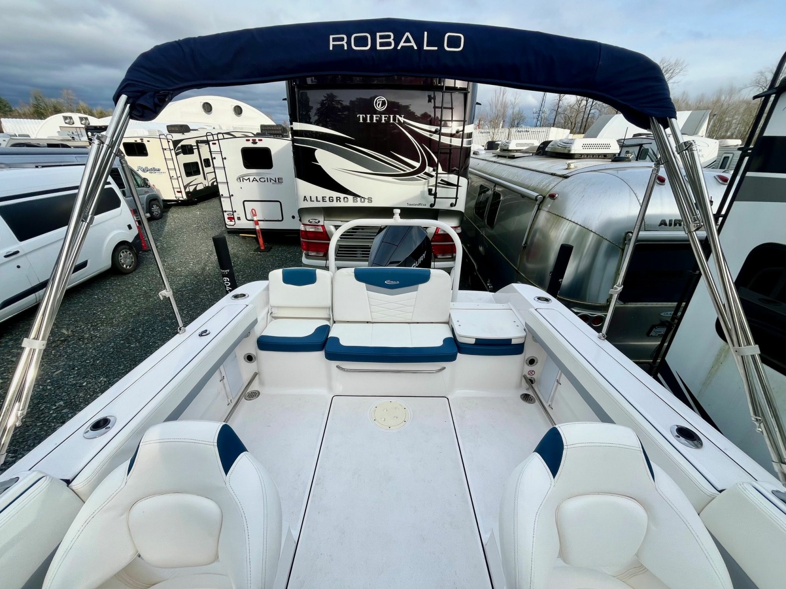 2023 Robalo R207 20